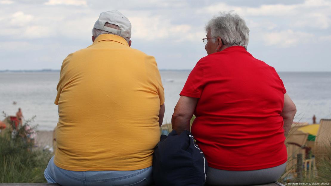 Ein älteres Ehepaar am Ostseestrand in Timmendorf