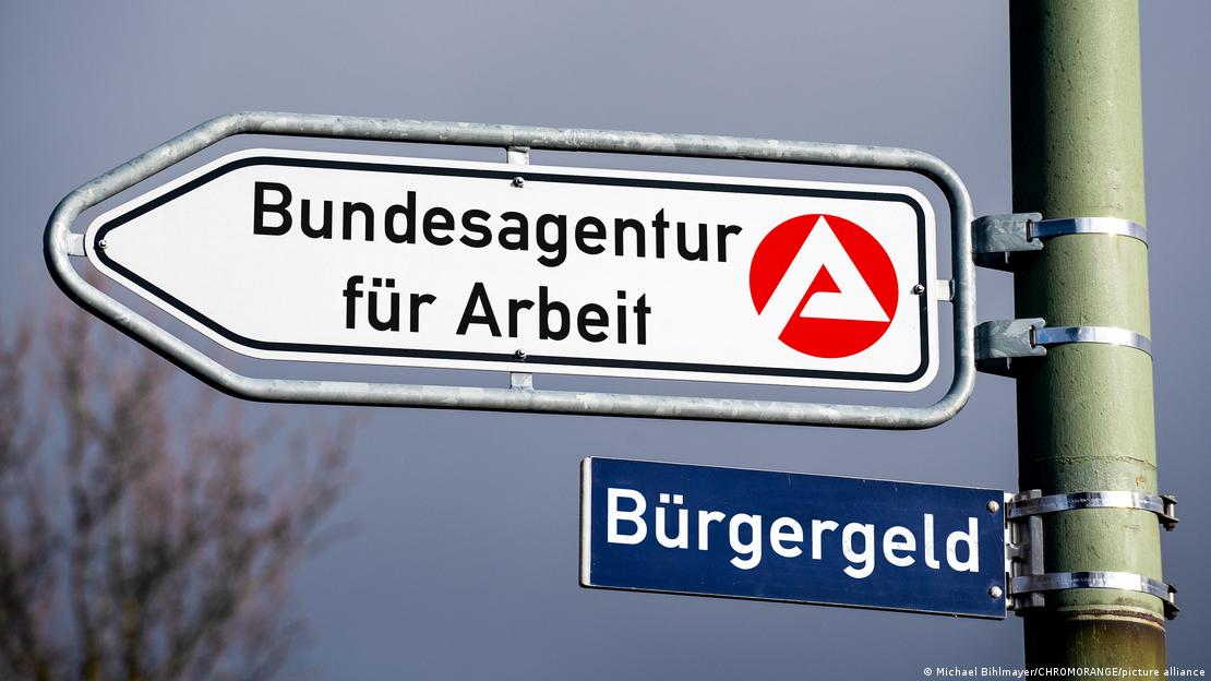 Schilder "Bundesagentur für Arbeit" und "Bürgergeld"