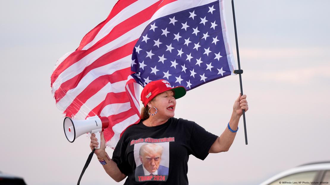 Trump-Unterstützerin mit Megafon und US-Flagge