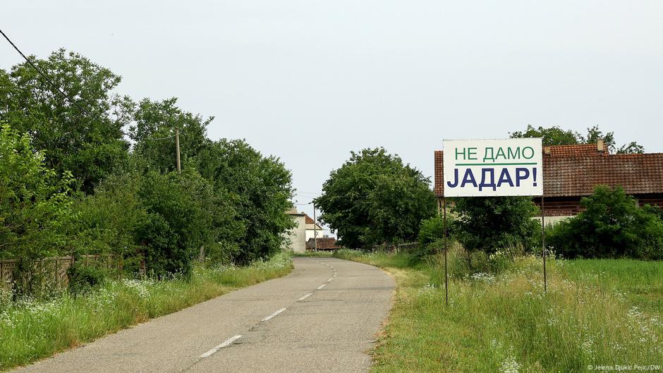 „Ne damo Jadar“: natpis na ulazu u selo Gornje Nedeljice