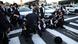 Na fotografiji se vidi grupa ultraortodoksnih Jevreja kako sjede na cesti, blokirajući saobraćaj u znak protesta, dok ih policija pokušava ukloniti. Atmosfera je napeta, a prolaznici posmatraju. Na fotografiji se vidi grupa ultraortodoksnih Jevreja kako sjede na cesti, blokirajući saobraćaj u znak protesta, dok ih policija pokušava ukloniti. Atmosfera je napeta, a prolaznici posmatraju.
