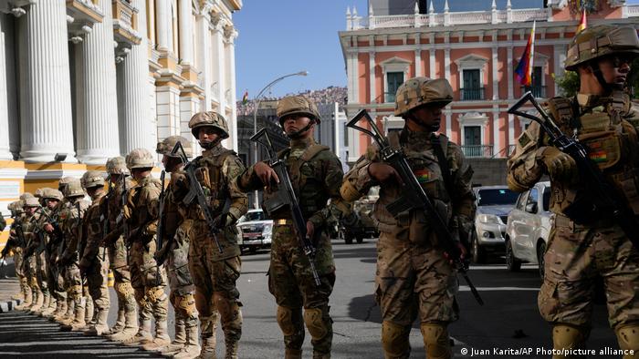 Militares invadem sede da Presidência em tentativa de golpe na Bolívia