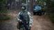 Ein litauischer Soldat patrouilliert an einer Straße in der Nähe der litauisch-belarussischen Grenze Ein litauischer Soldat patrouilliert an einer Straße in der Nähe der litauisch-belarussischen Grenze