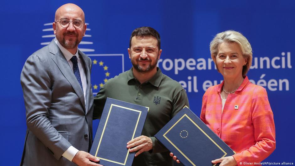 Ursula fon der Lajen (desno) trebalo bi da ostane na čelu Evrospke komisije - ovde je vidimo na potpisivanju bezbednosnog sporazuma EU sa Ukrajinom uz predsednika Saveta EU Šarla Mišeloma (levo) i Volodimira Zelenskog (u sredini)