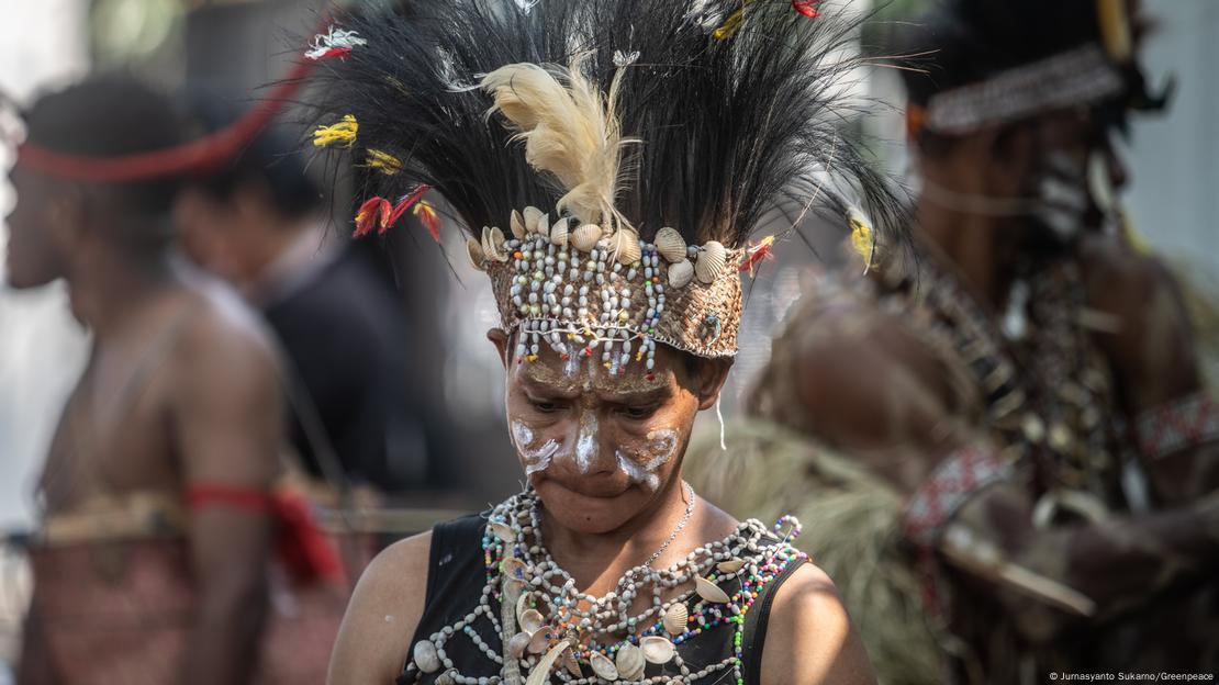 Representantes dos povos Awyu e Moi, de Papua