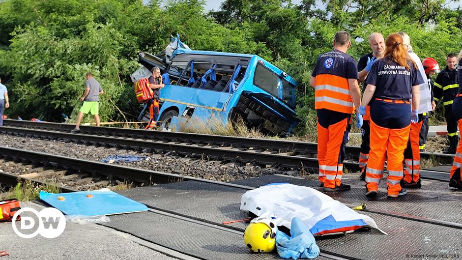 Several killed after train hits bus in southern Slovakia – DW – 06/27/2024