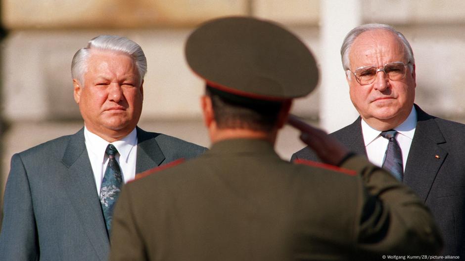 Boris Jeljcin i Helmut Kol i raport general-pukovinika Matveja Burlakova 31.08.1994. - kojim je ruska vojska zvanično napustila Nemačku.