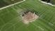 Un dron muestra el socavón que se formó en un campo de fútbol en Gordon Moore Park en Alton, Illinois, EE.UU., 27 de junio de 2024. Un dron muestra el socavón que se formó en un campo de fútbol en Gordon Moore Park en Alton, Illinois, EE.UU., 27 de junio de 2024.