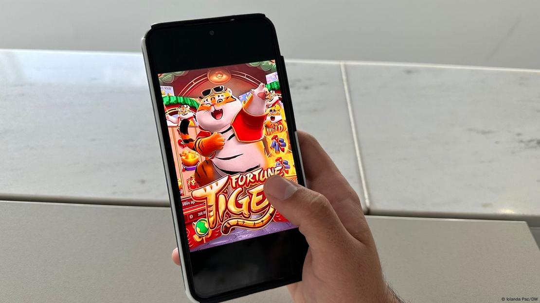 Celular com jogo online "Fortune Tiger" ou "Jogo do Tigrinho"