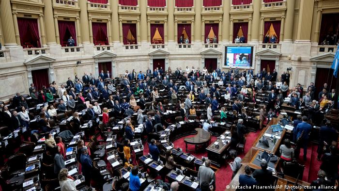 Deputados argentinos reunidos durante a votação do projeto na Câmara