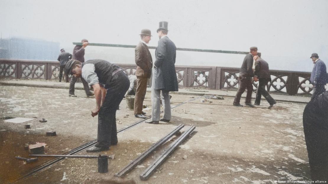 Εργάτες κατασκευάζουν τη γέφυρα του Λονδίνου