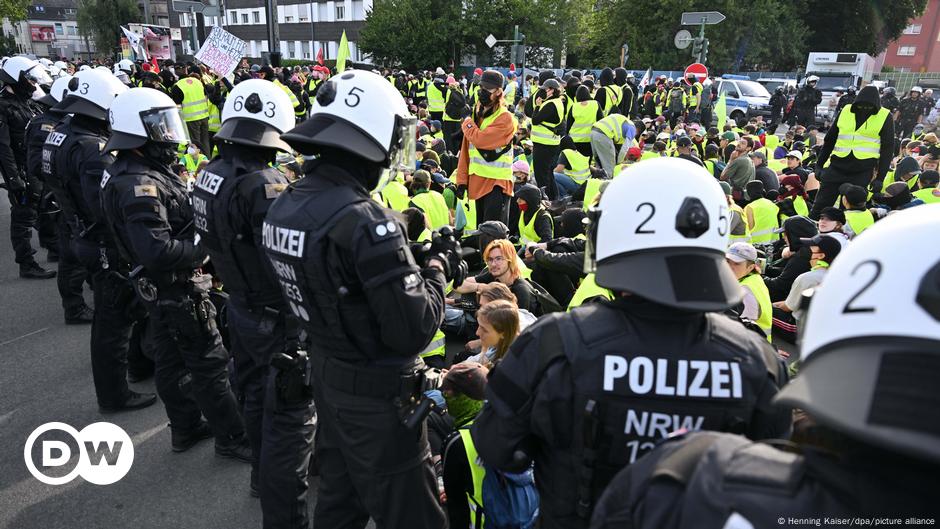 Germany: AfD meets as protesters clash with police outside – DW – 06/29/2024