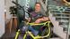 Na slici je muškarac koji se naslanja na žuti električni bicikl marke Ruff Cycles. Iza njega je moderan interijer s biljkom i stepenicama. Izgleda ponosno i zadovoljno. Na slici je muškarac koji se naslanja na žuti električni bicikl marke Ruff Cycles. Iza njega je moderan interijer s biljkom i stepenicama. Izgleda ponosno i zadovoljno.