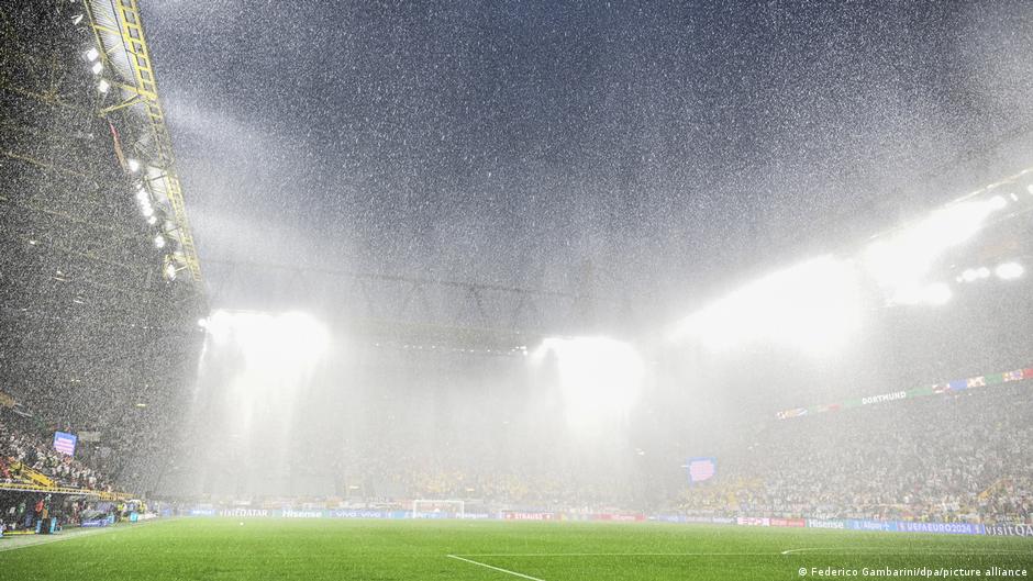 Jaka kiša i grmljavina prekinuli su utakmicu na pola sata