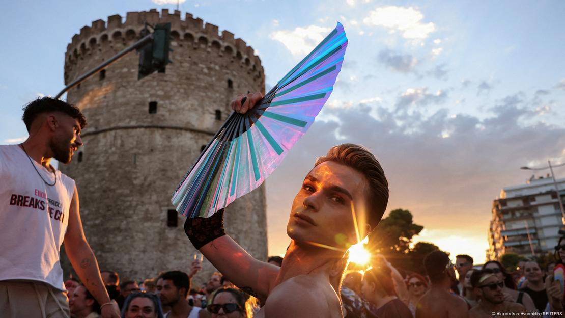 Nεαρό αγόρι με βεντάλια μπροστά από τον Λευκό Πύργο. Pride 2024