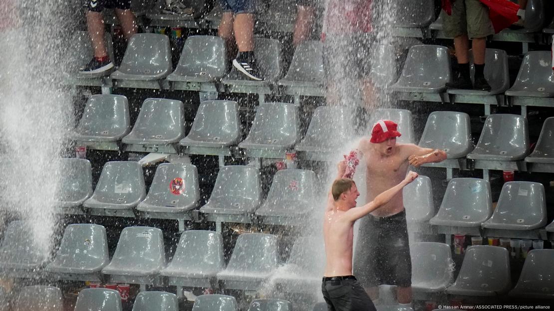 Dänemark-Fans tanzen im Regen in Dortmund