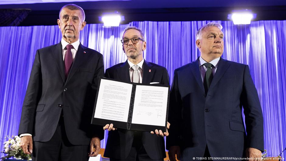 Babiš i Orban (na fotografiji sa Herbertom Kiklom, u centru, iz Slobodarske partije Austrije) zajedno su 2024. osnivali poslaničku grupu „Patriote za Evropu“ u Evropskom parlamentu