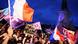 Multidão balançando bandeiras da França e da coalizão de esquerda em protesto contra a ultradireita em Paris Multidão balançando bandeiras da França e da coalizão de esquerda em protesto contra a ultradireita em Paris