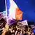Multidão balançando bandeiras da França e da coalizão de esquerda em protesto contra a ultradireita em Paris