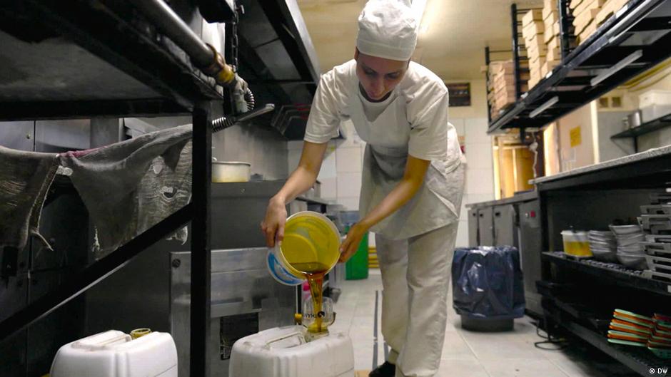 Korišćeno ulje pretače se u kanistere i prodaje za reciklažu - to je sada na meti kriminalaca