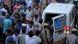 Personas se reúnen en torno a una ambulancia en la India. Personas se reúnen en torno a una ambulancia en la India.