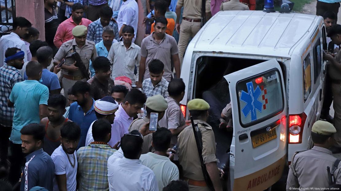 An injured man is taken by ambulance to Sikandrarao Hospital,