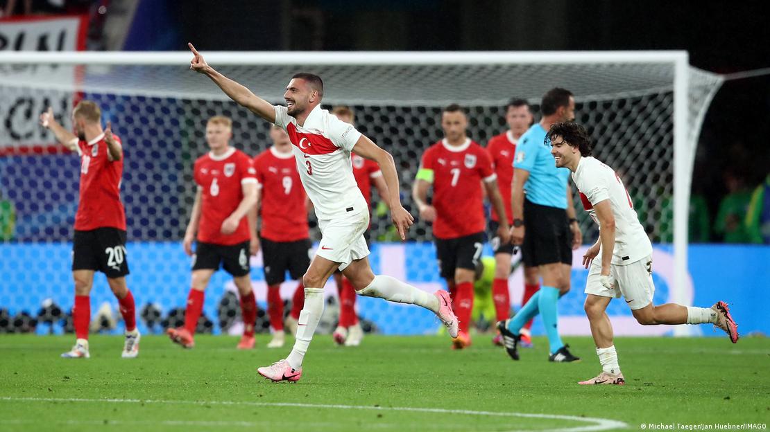 EURO 2024'te, son 16 turu maçında Avusturya'ya karşı ikinci golünü atan Merih Demiral tribünlere koşuyor, arkasında Ferdi Kadıoğlu...