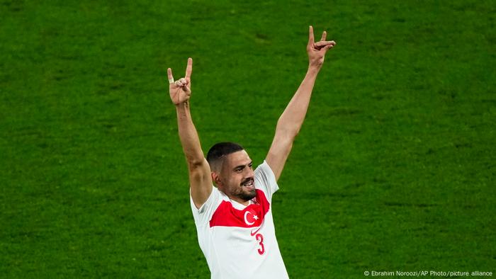 Gesto supremacista gera tensão diplomática entre Turquia e Alemanha, e jogador é suspenso