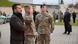 Volodymyr Zelensky se tient au garde-à-vous à coté de soldats Volodymyr Zelensky se tient au garde-à-vous à coté de soldats