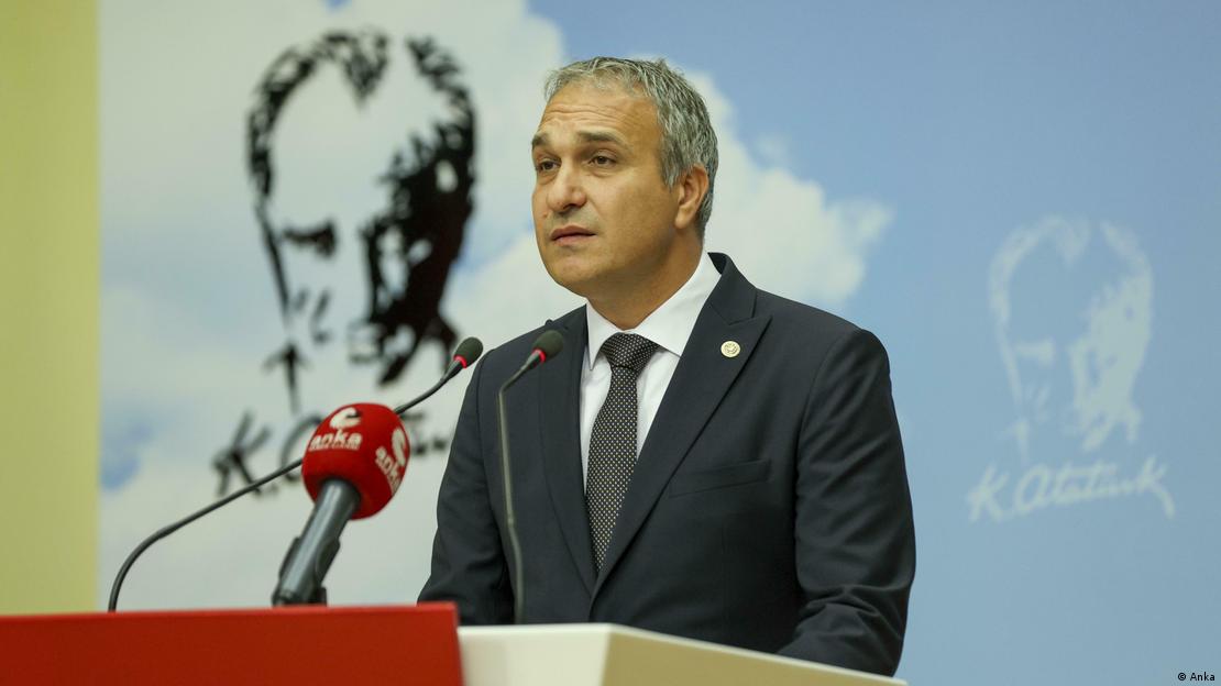CHP İstanbul Milletvekili Suat Özçağdaş bir kürsüdn konuşuyor, arkasında Atatürk görselleri