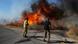 Dos bomberos tratan de apagar un incendio causado por proyectiles lanzados por Hezbolá hacia Israel desde el Líbano. Dos bomberos tratan de apagar un incendio causado por proyectiles lanzados por Hezbolá hacia Israel desde el Líbano.