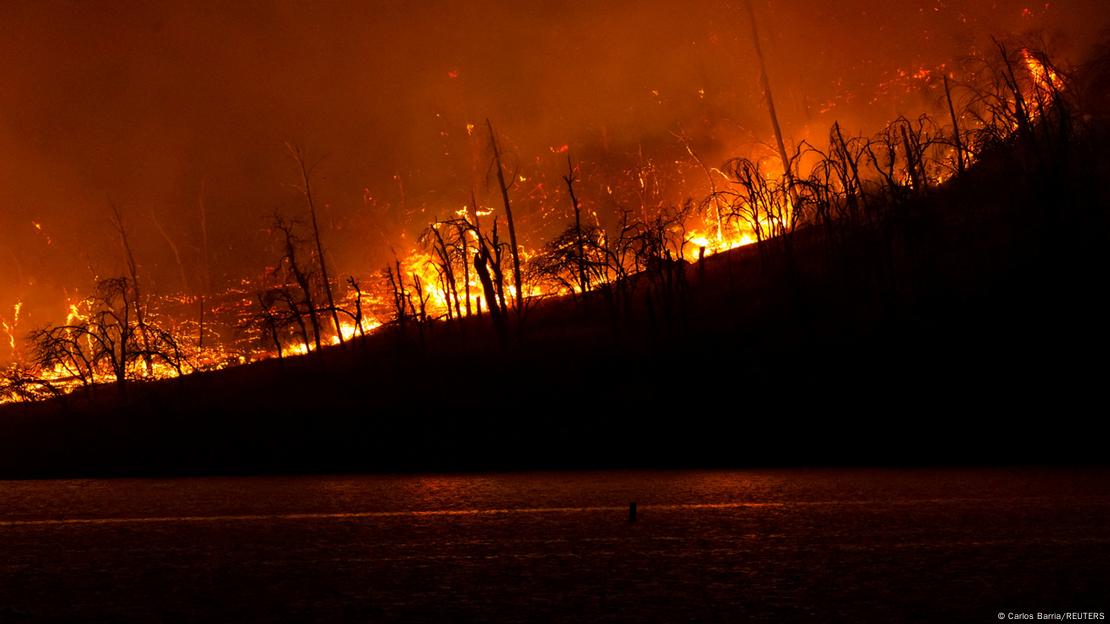 El humo y el fuego se elevan en el llamado incendio forestal Thompson mientras los bomberos siguen luchando contra las llamas cerca de Oroville, California. (02.07.2024)