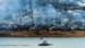 Un bote cruza el lago Oroville con una ladera humeante mientras arde el incendio Thompson en Oroville, California. (03.07.2024) Un bote cruza el lago Oroville con una ladera humeante mientras arde el incendio Thompson en Oroville, California. (03.07.2024)