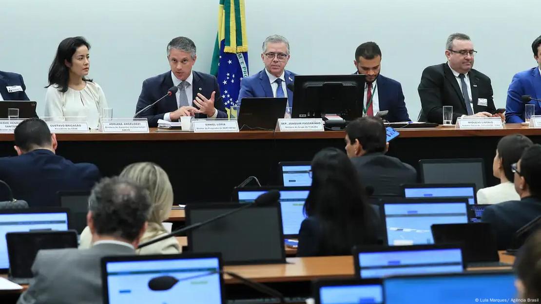 Deputados e especialistas falam para uma plateia composta por deputados durante reunião sobre reforma tributária. 