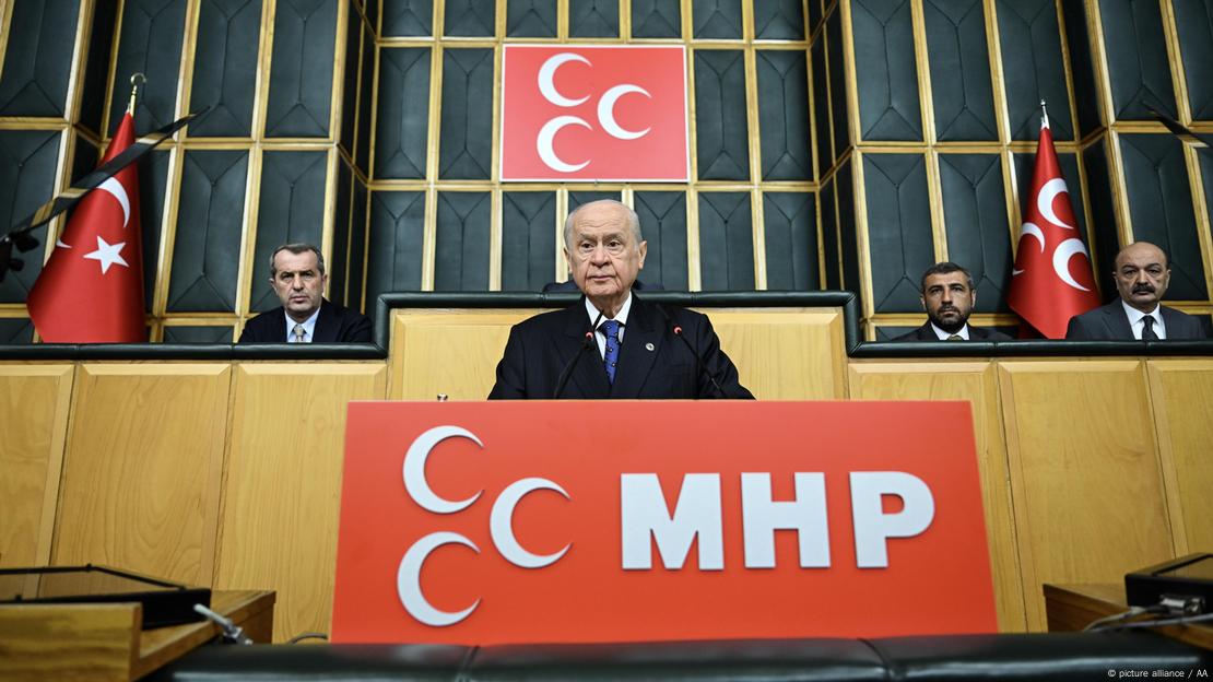 TBMM'de MHP grubuna hitap etmek üzere kürsüde bulunan MHP Genel Başkanı Devlet Bahçeli