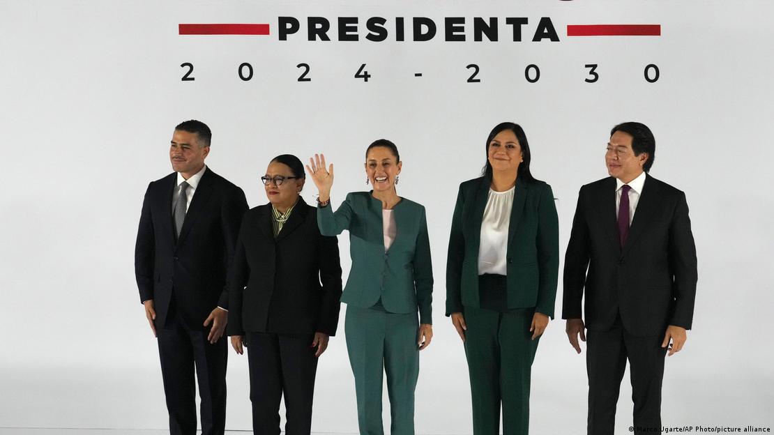 Claudia Sheinbaum y cuatro miembros de su futuro gabinete. 