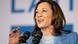 Kamala Harris, en gros plan, tout sourire devant un micro Kamala Harris, en gros plan, tout sourire devant un micro