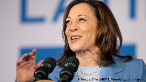 Kamala Harris, en gros plan, tout sourire devant un micro Kamala Harris, en gros plan, tout sourire devant un micro