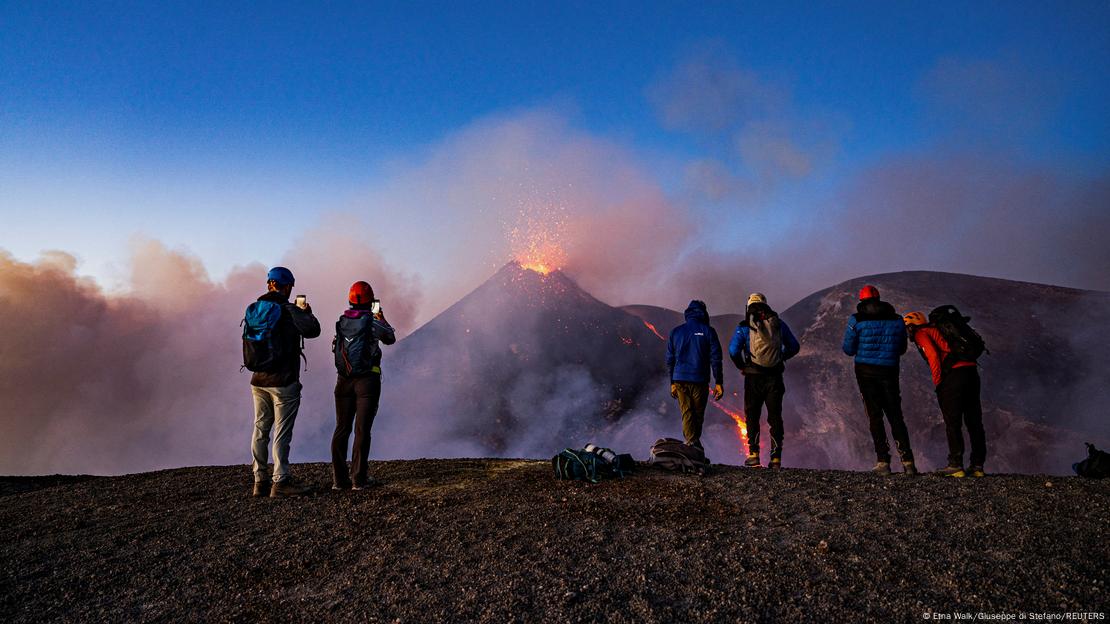 Mali Etna lëshon llavë të ndritshme në ajër Mali Etna lëshon llavë të ndritshme në ajër