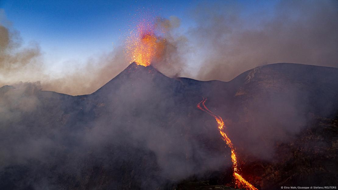 Mali Etna lëshon llavë të ndritshme në ajër ndërsa shpërthen Mali Etna lëshon llavë të ndritshme në ajër ndërsa shpërthen