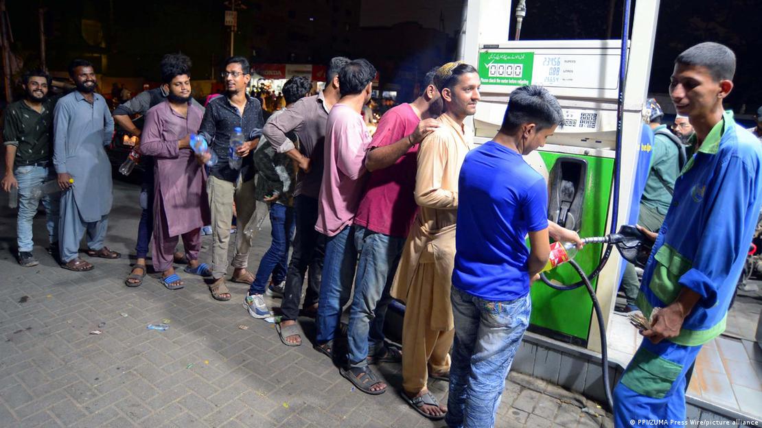 پاکستان میں پٹرول کی قلت کے دنوں میں ایک پٹرول پمپ سے بوتلوں میں پٹرول خریدتے صارفین، فائل فوٹو پاکستان میں پٹرول کی قلت کے دنوں میں ایک پٹرول پمپ سے بوتلوں میں پٹرول خریدتے صارفین، فائل فوٹو