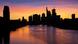 Sonnenuntergang in der Stadt Frankfurt. Die Silhouette der Stadt, und im Vordergrund dass Wasser des Flusses Main. Sonnenuntergang in der Stadt Frankfurt. Die Silhouette der Stadt, und im Vordergrund dass Wasser des Flusses Main.
