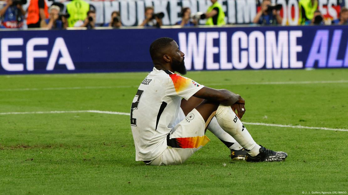 Antonio Rüdiger sitzt nach dem Ausscheiden Deutschlands bei der EM 2024 auf dem Platz