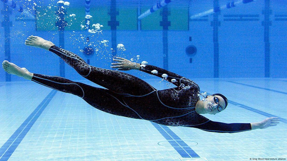Los trajes de cuerpo entero, como los utilizados en los Juegos Olímpicos de Pekín 2008, fueron prohibidos debido a sus propiedades de mejora del rendimiento. Los trajes de cuerpo entero, como los utilizados en los Juegos Olímpicos de Pekín 2008, fueron prohibidos debido a sus propiedades de mejora del rendimiento.