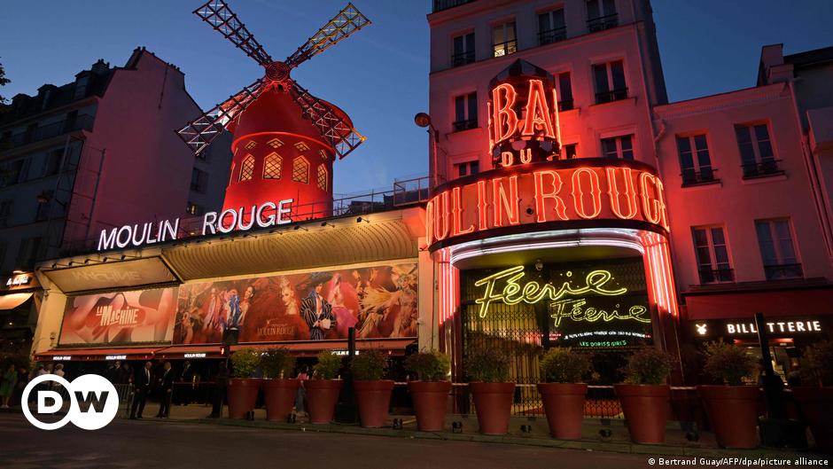 Paris' Moulin Rouge cabaret gets its red windmill back