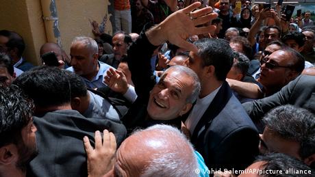 Präsidentenwahl im Iran: Reformer Peseschkian gewinnt