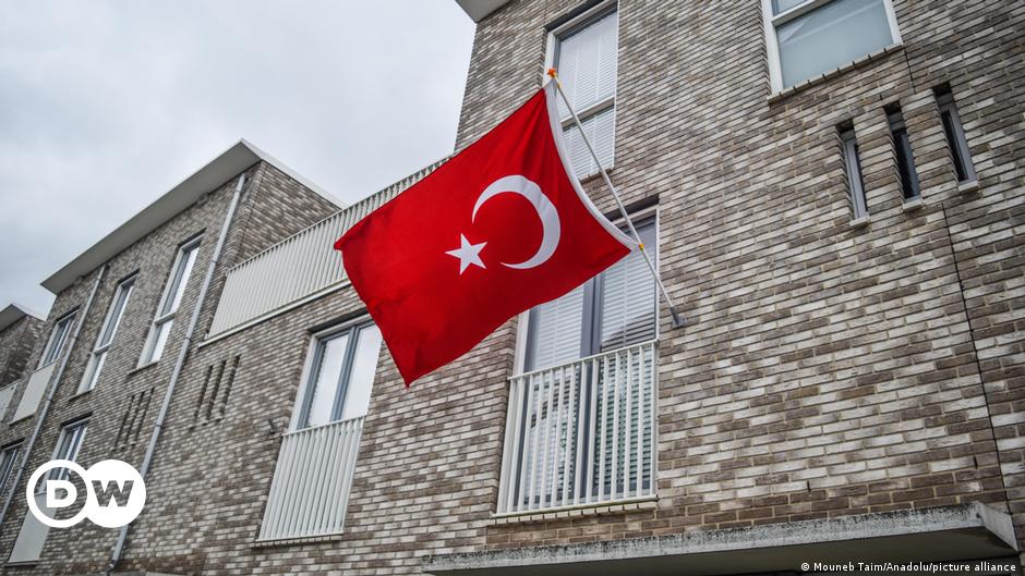 Deutsche Polizei fordert türkische Fans auf, das „Wolf“-Schild zu meiden – DW – 07.06.2024