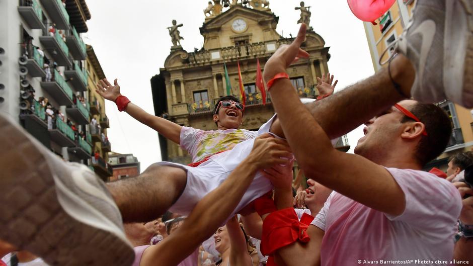 サン フェルミンの祭りがパンプローナで始まります – DW – 2024 年 7 月 6 日