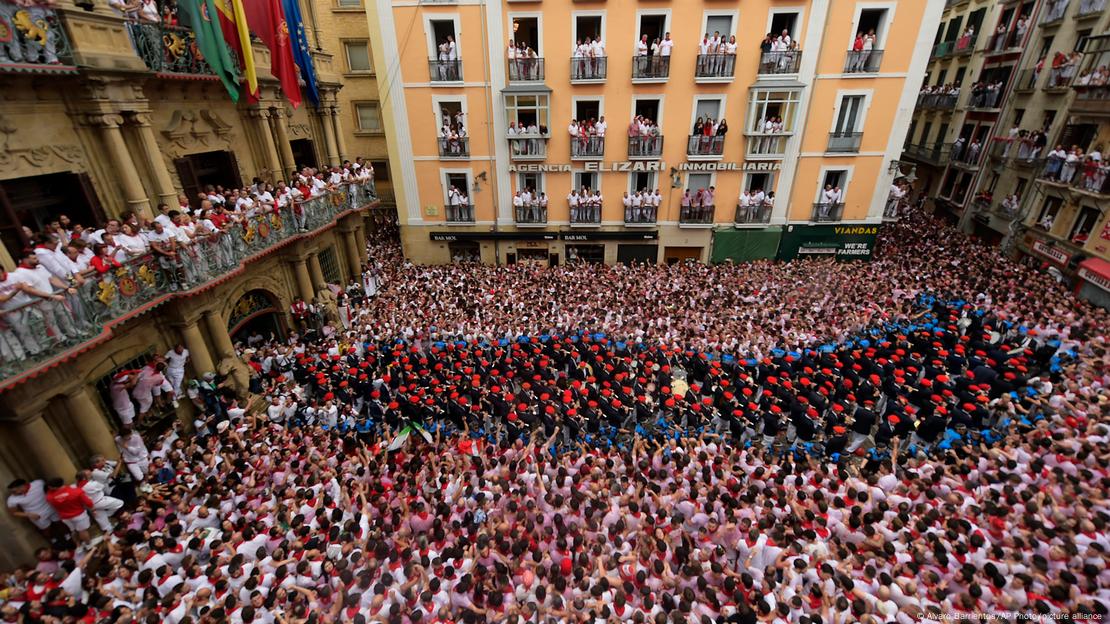 Una colorida multitud se agolpa en la plaza del Ayuntamiento de Pamplona.