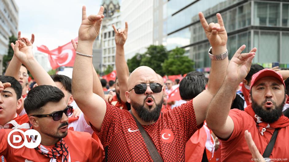 Police in Germany stop march over ‘Grey Wolves’ sign – DW – 07/06/2024